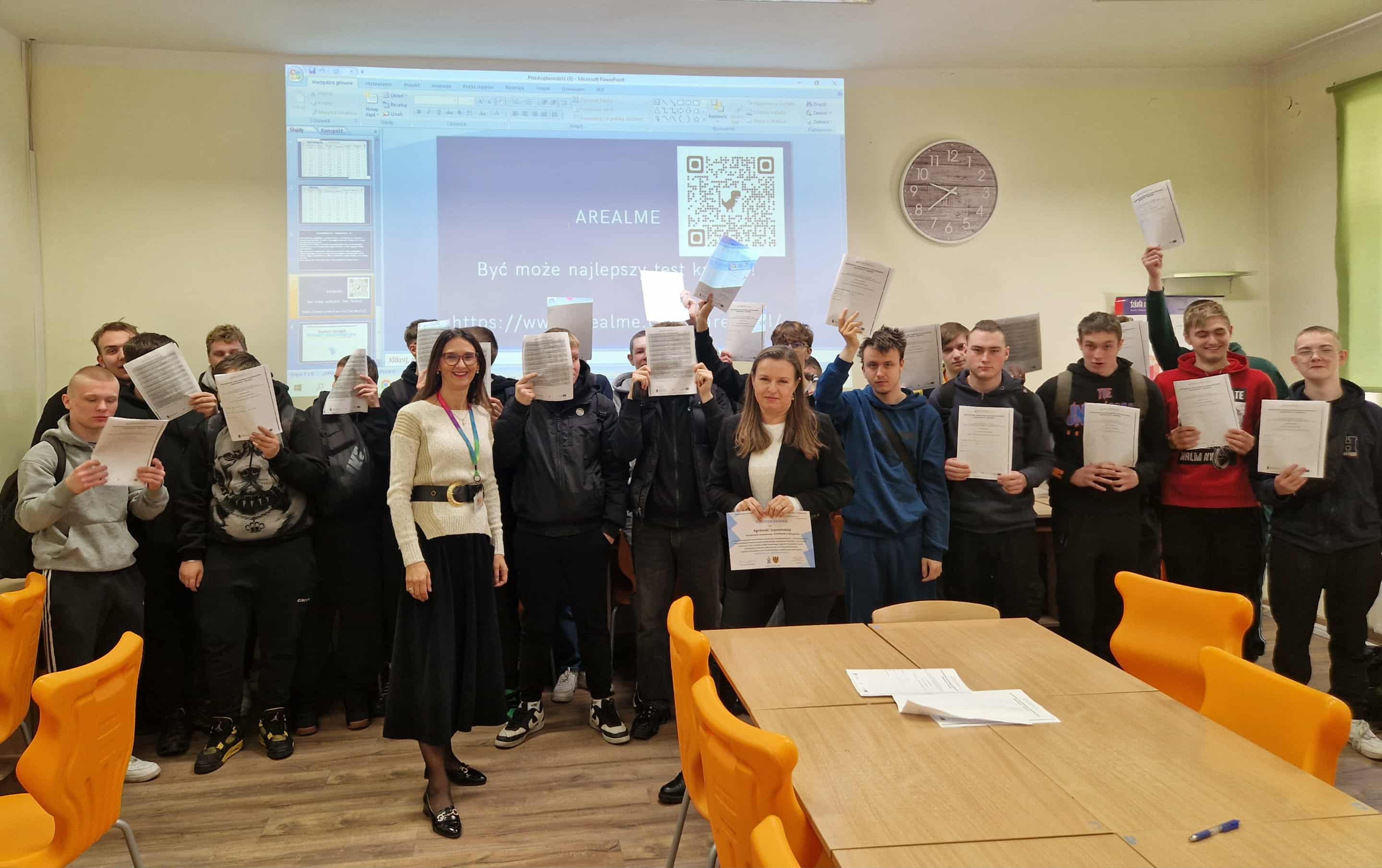  osoby w szeregu z kartami