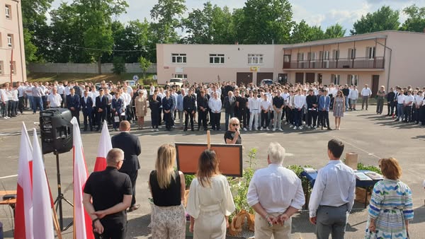  uczniowie na dworze - ape...