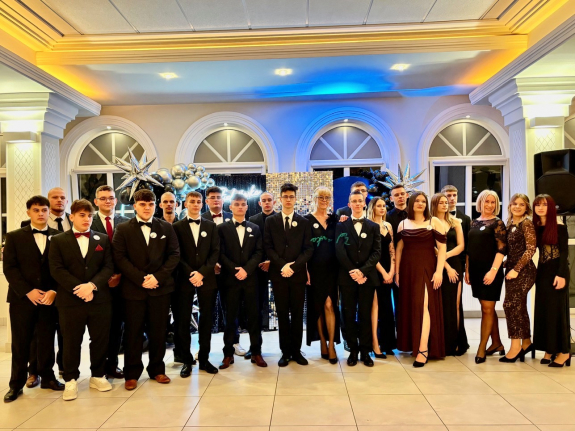  Uczniowie w strojach balo...