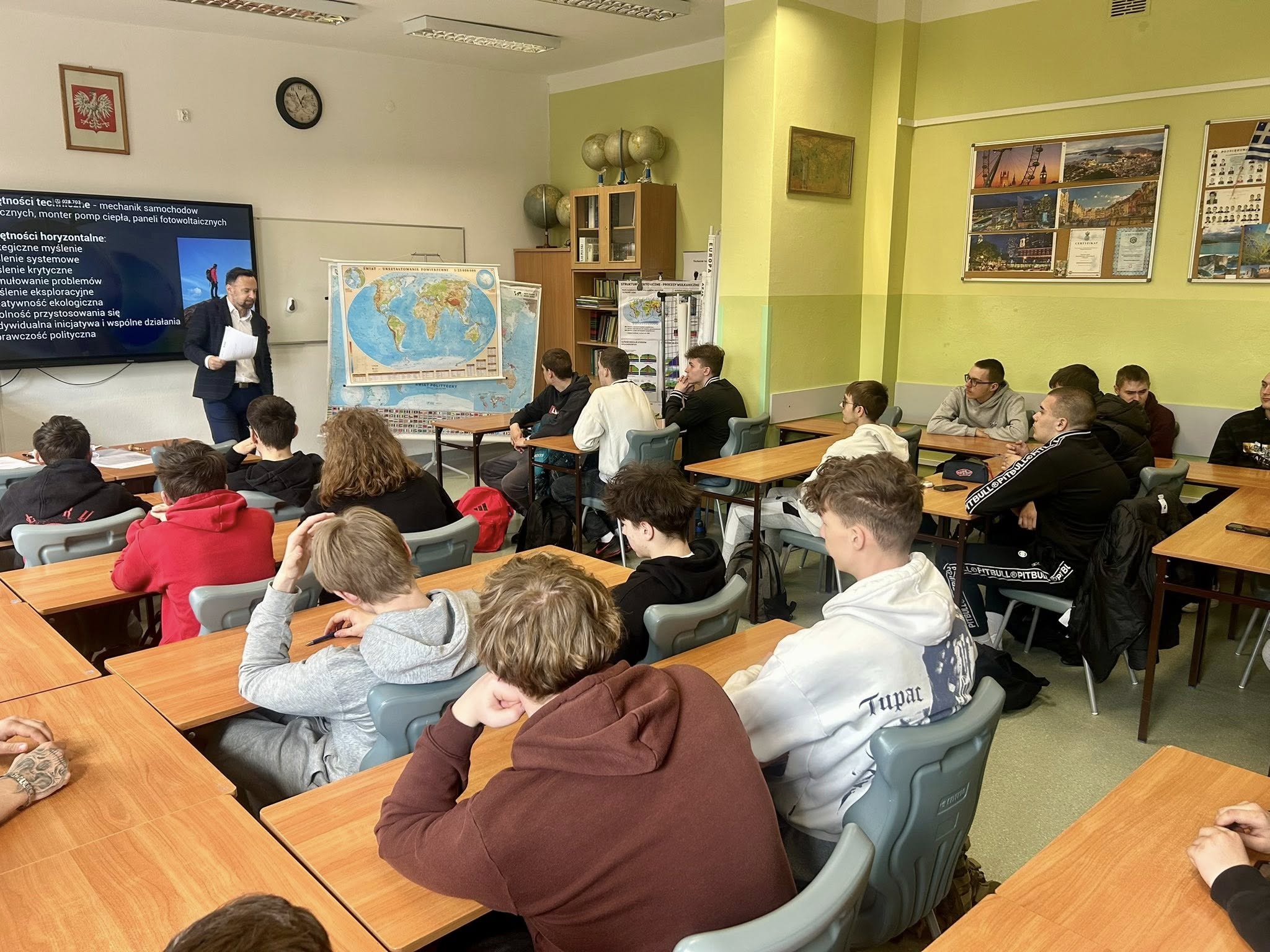  Osoby w ławkach i osoba d...