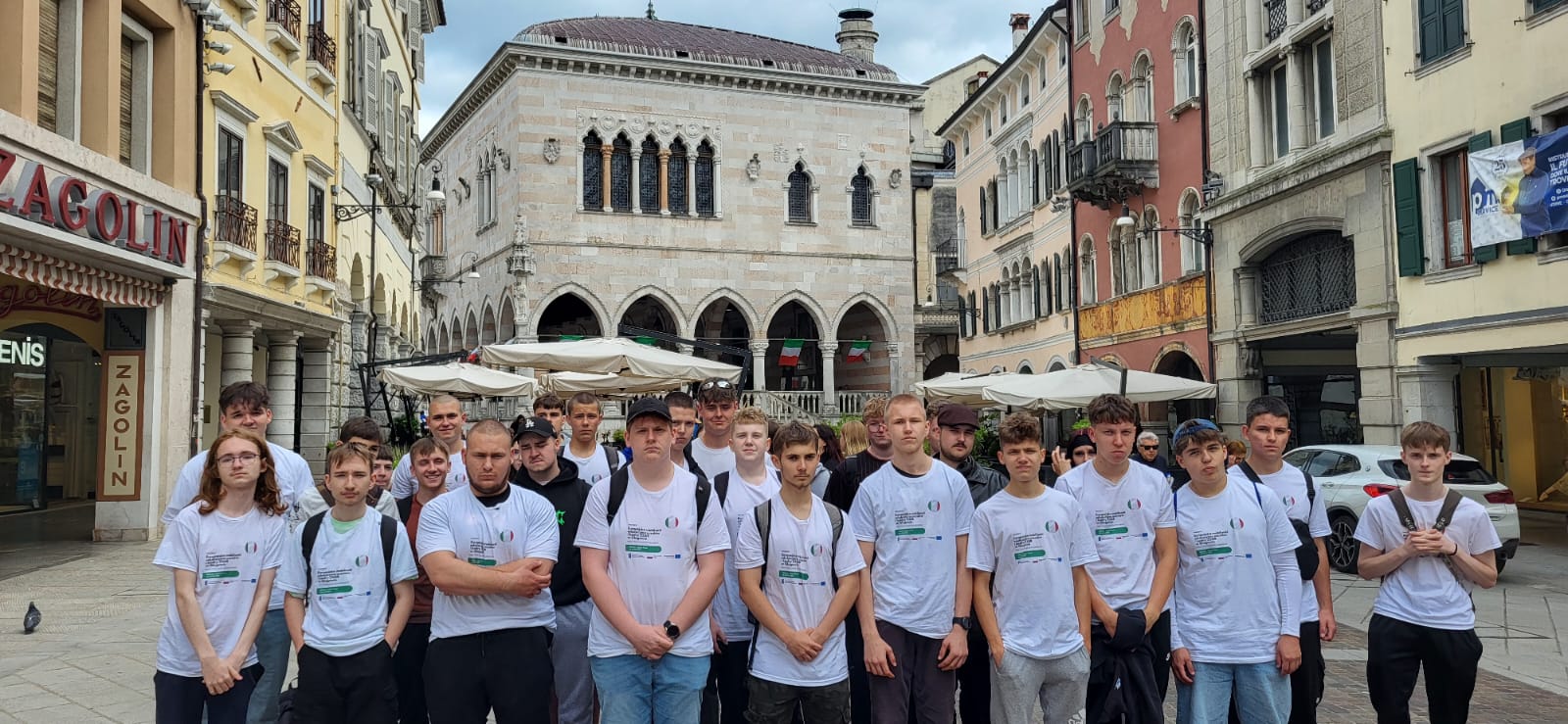  Osoby w szeregu na placu