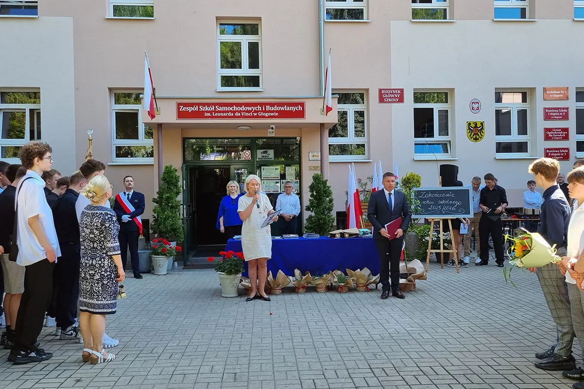  Osoby dorosłe stoją