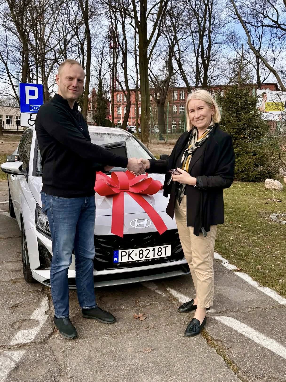  Osoby dorosłe i auto