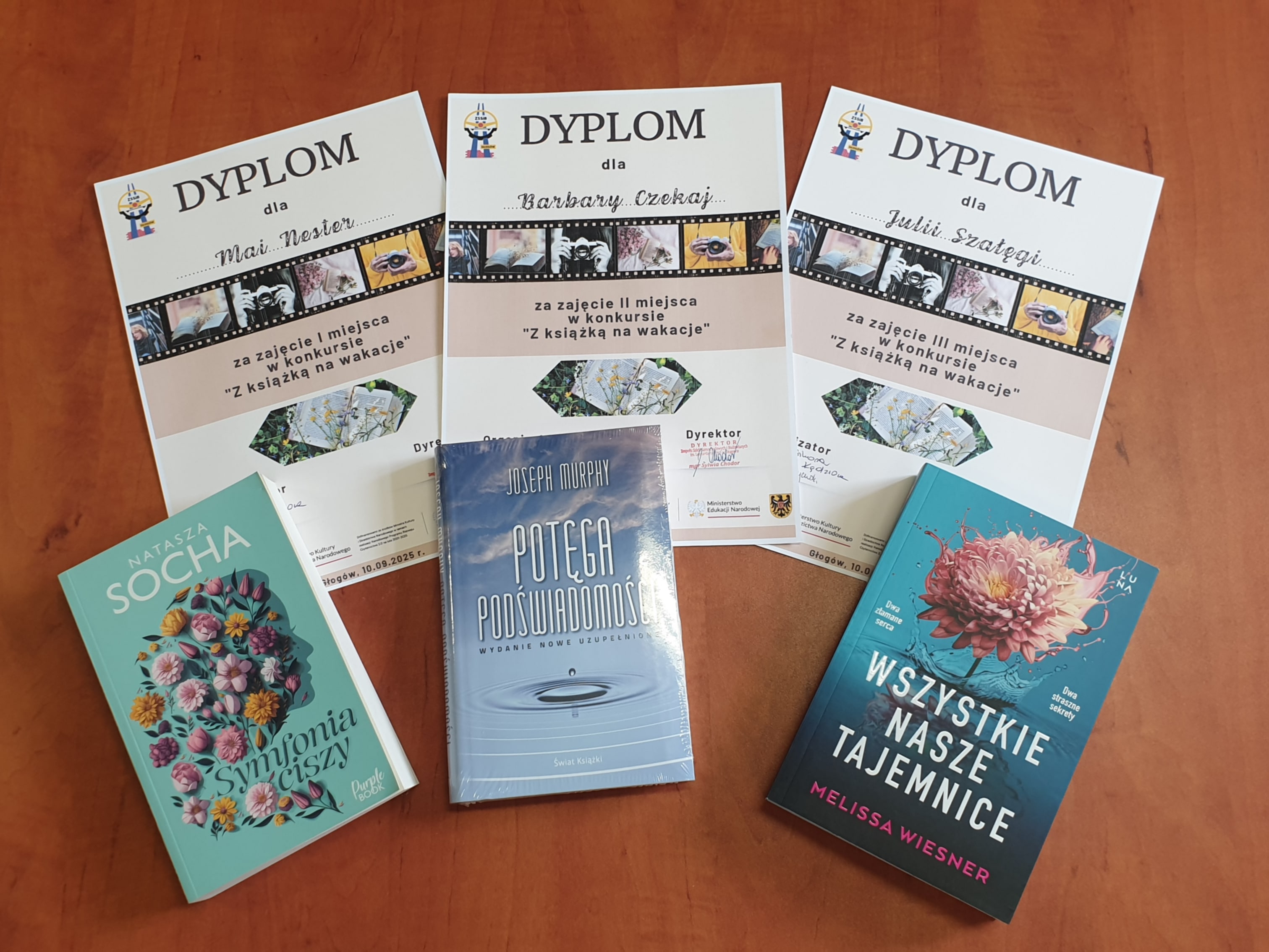  trzy książki i dyplomy