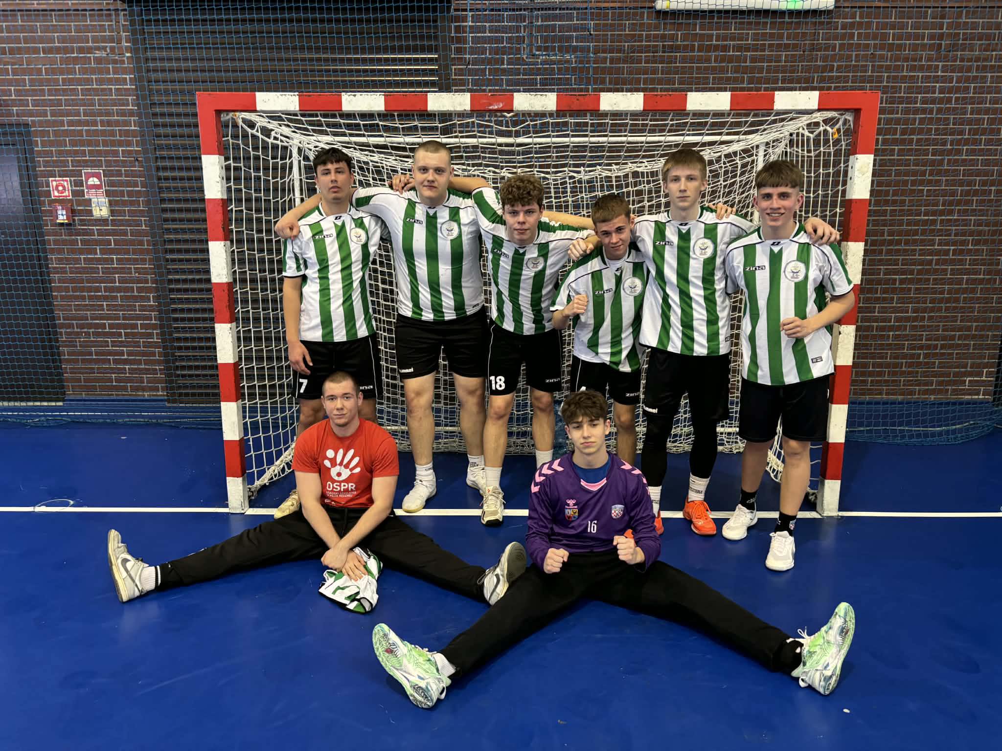  Dzieci stoją w bramce