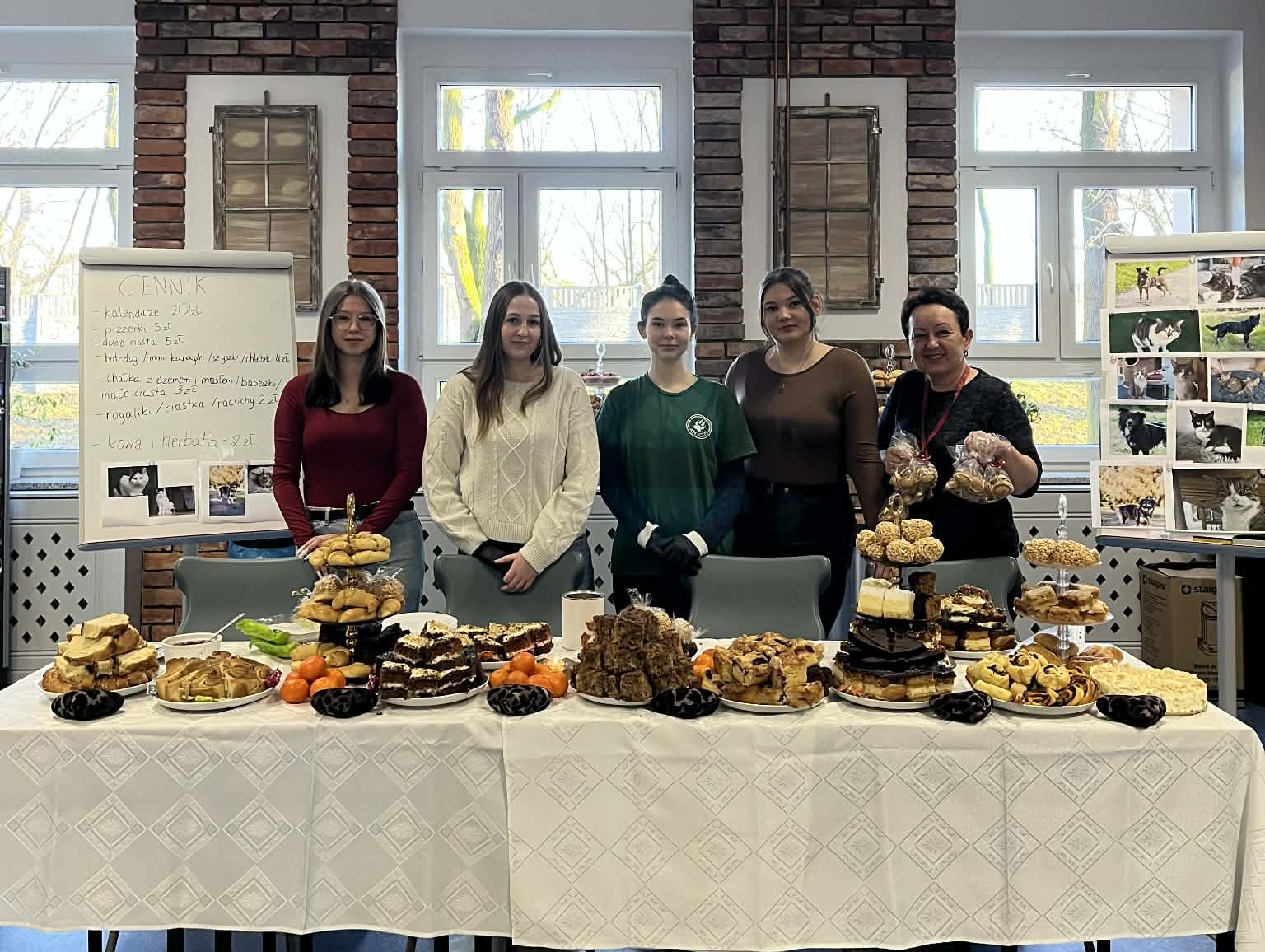  osoby przy stole z potraw...