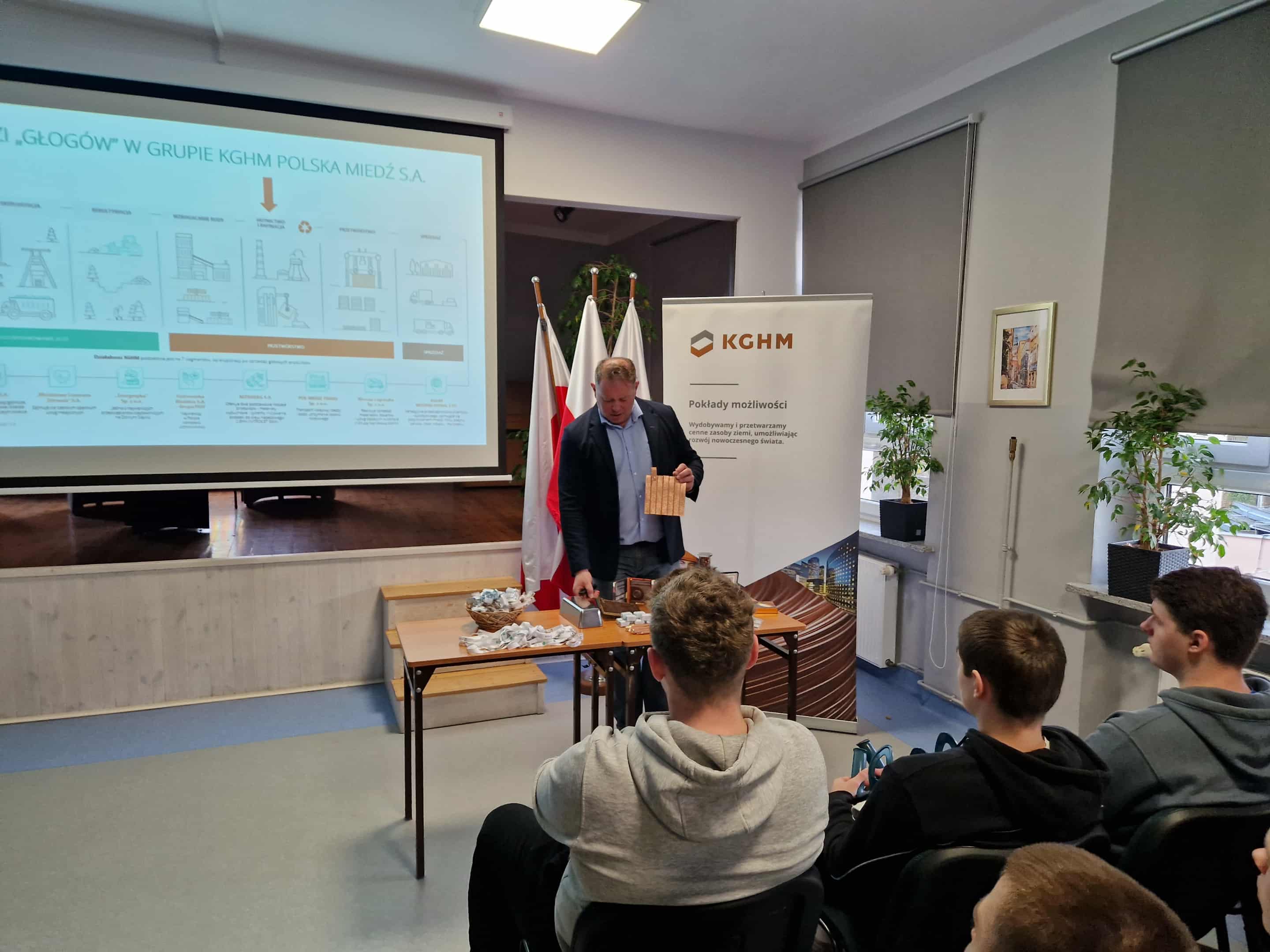  Uczniowie w ławkach i nau...