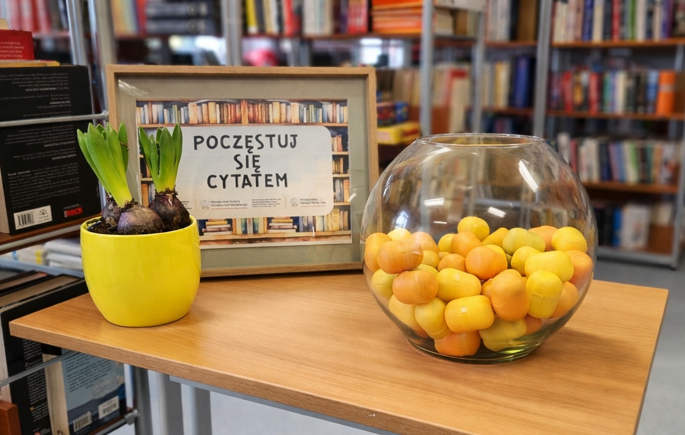  stół, kwiatek, książki