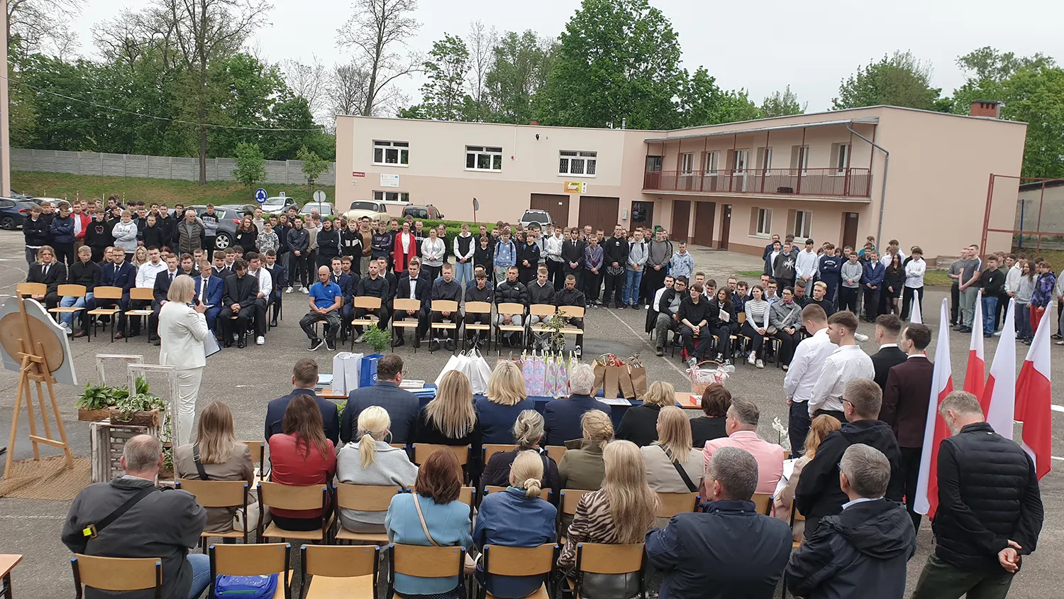  Osoby siedzące na krzesła...