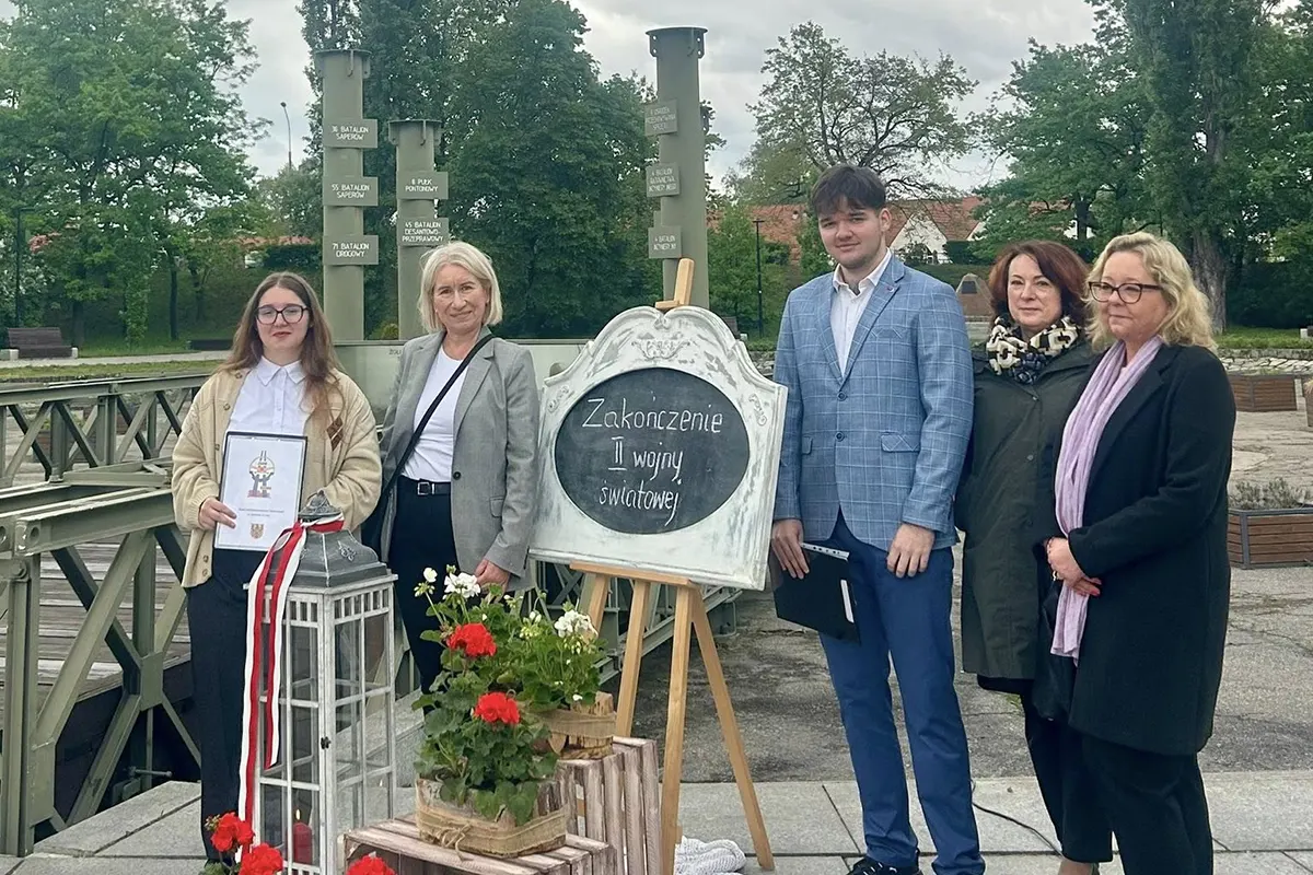  Osoby dorosłe stoją