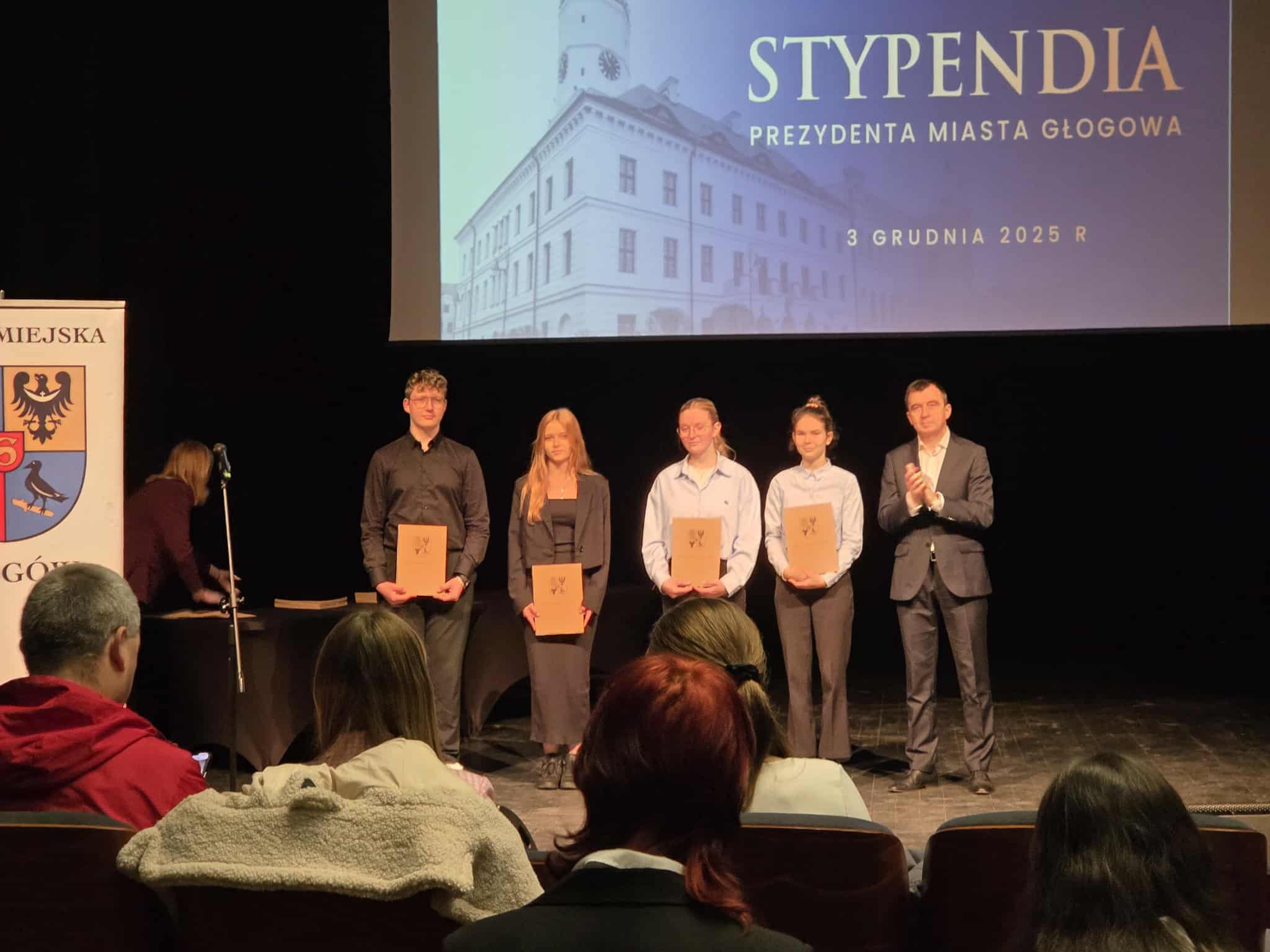  Osoby przed rzutnikiem