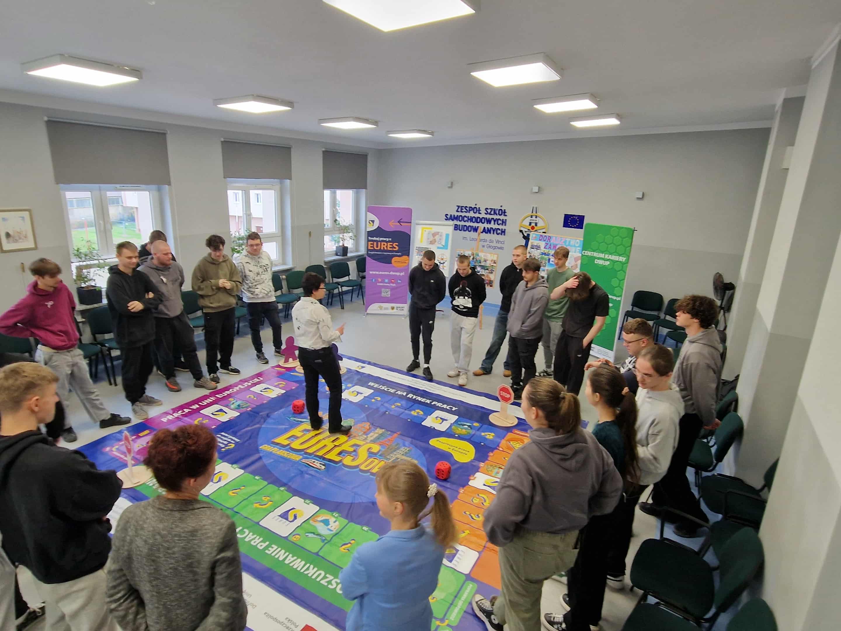  Dzieci na dywanie z plans...