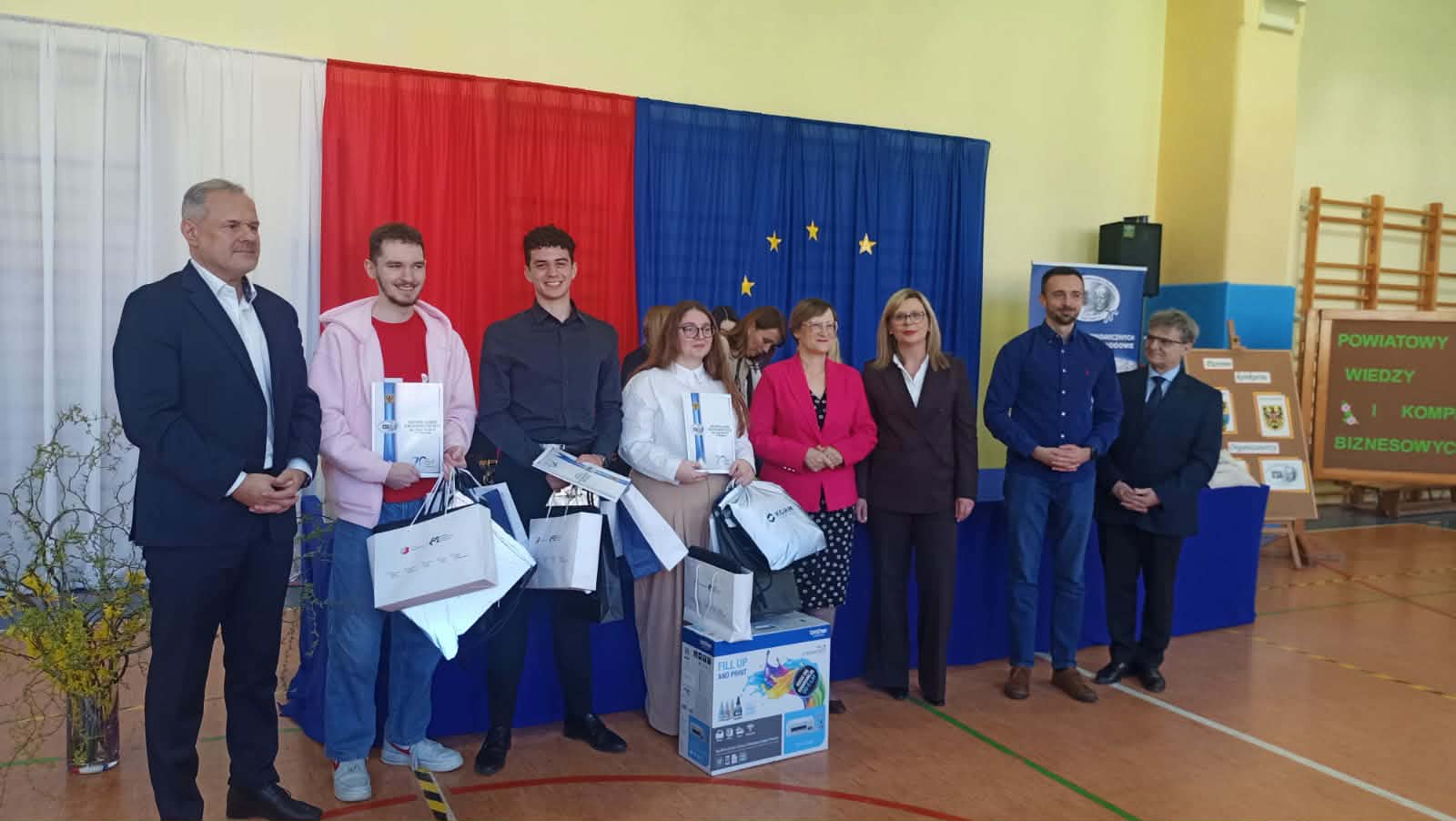  Osoby dorosłe stoją