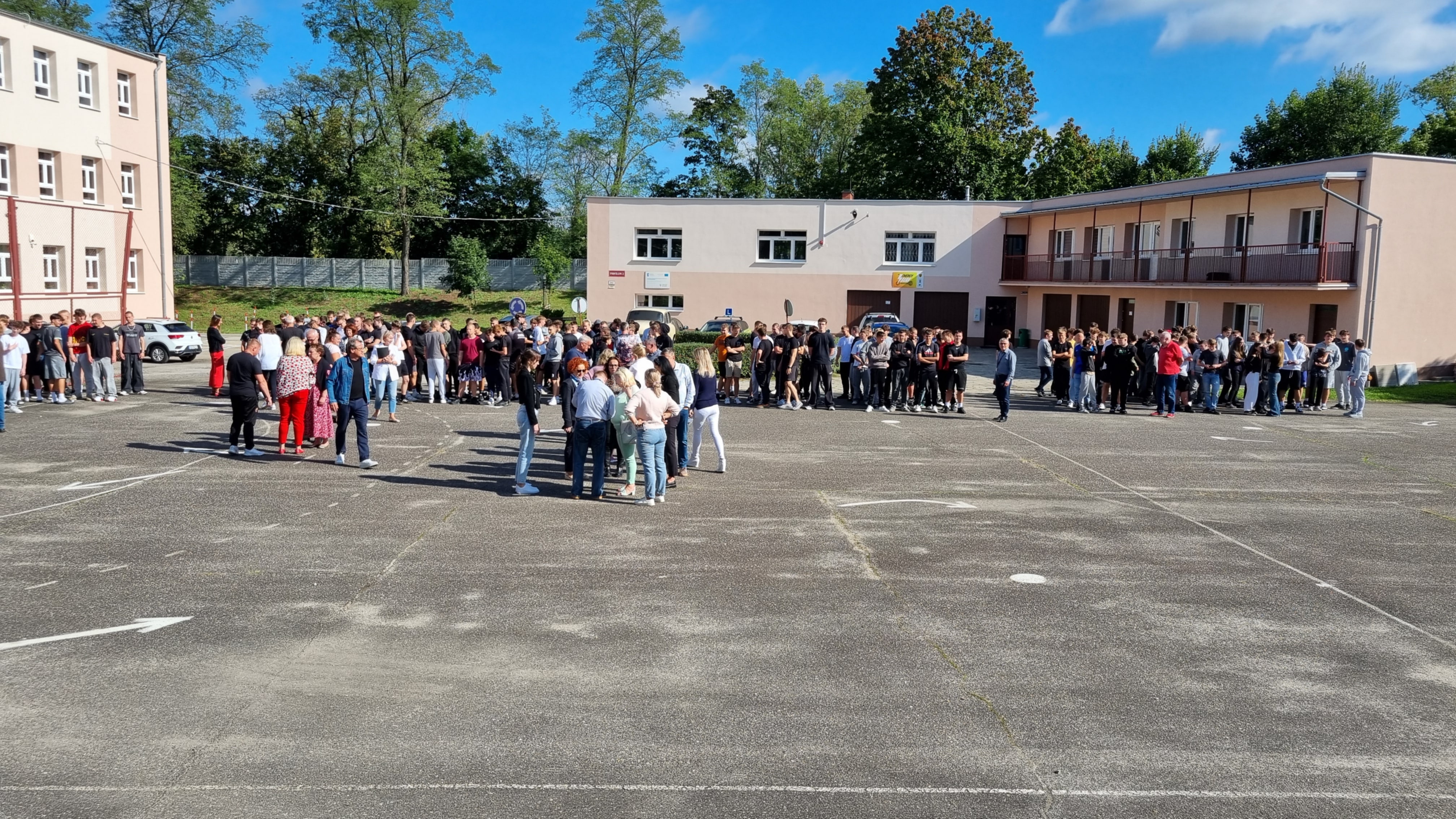  Fragment budynku i osoby