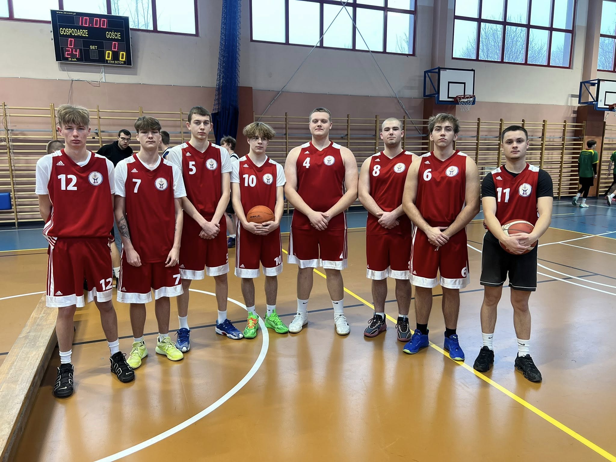  osoby na sali gimnastyczn...