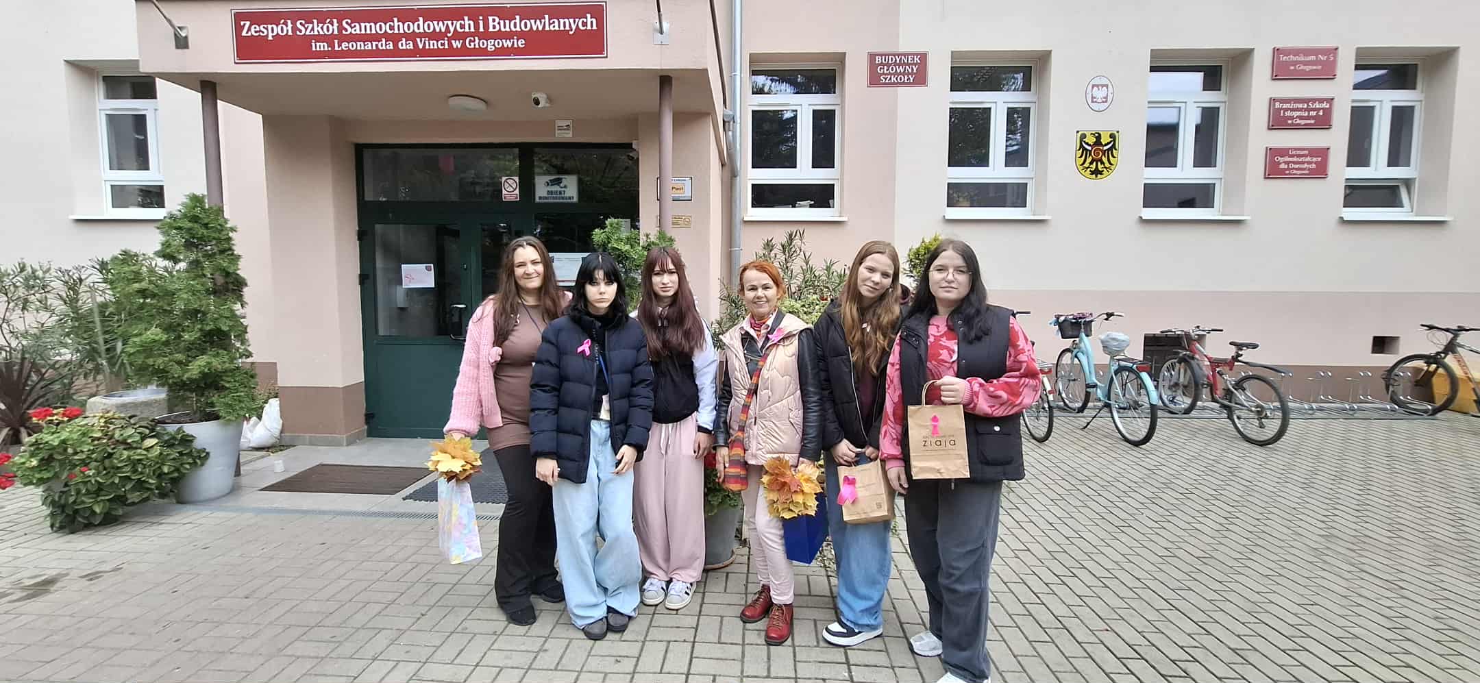  Dzieci przed szkoła