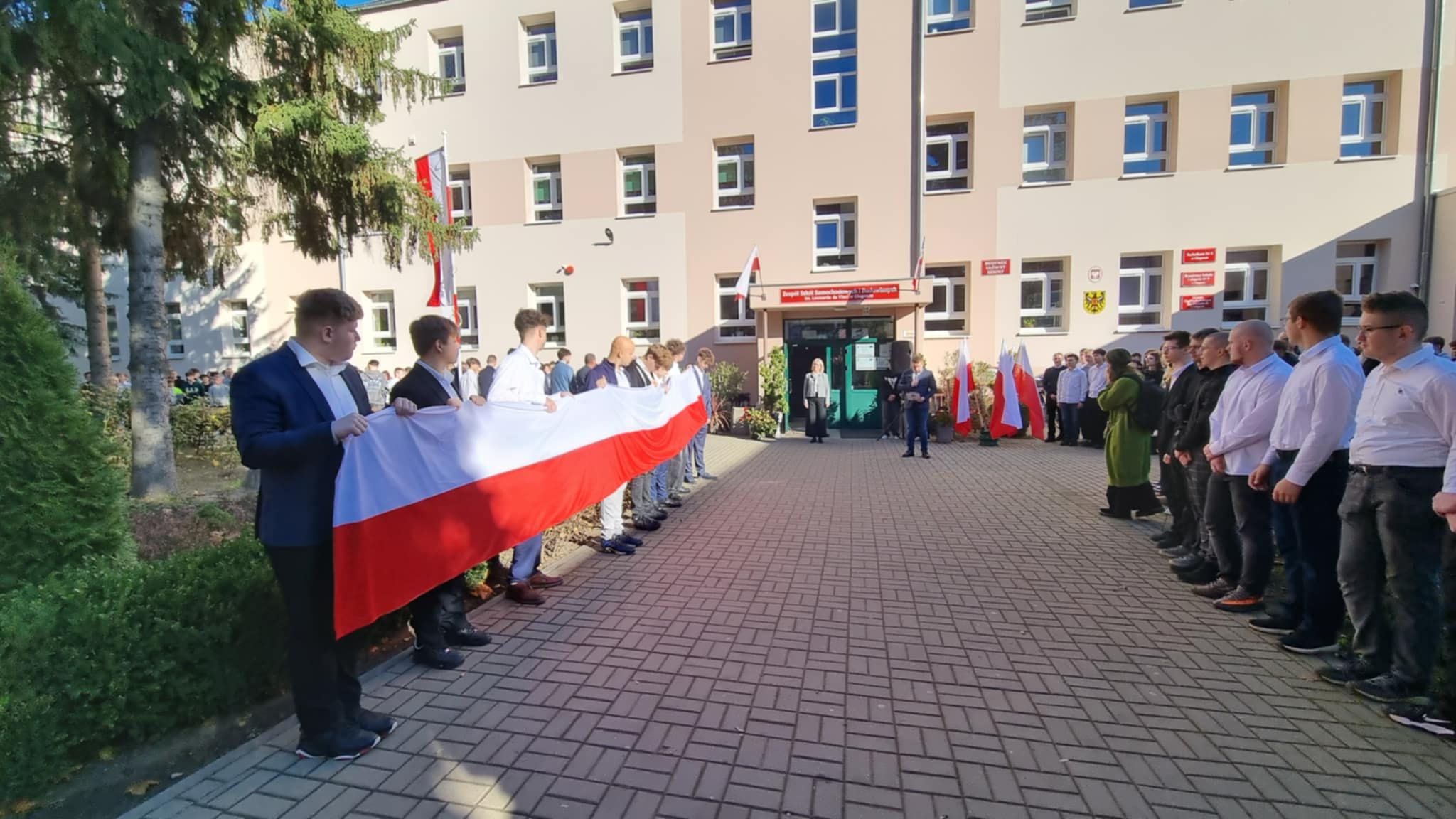  Fragment budynku i dzieci