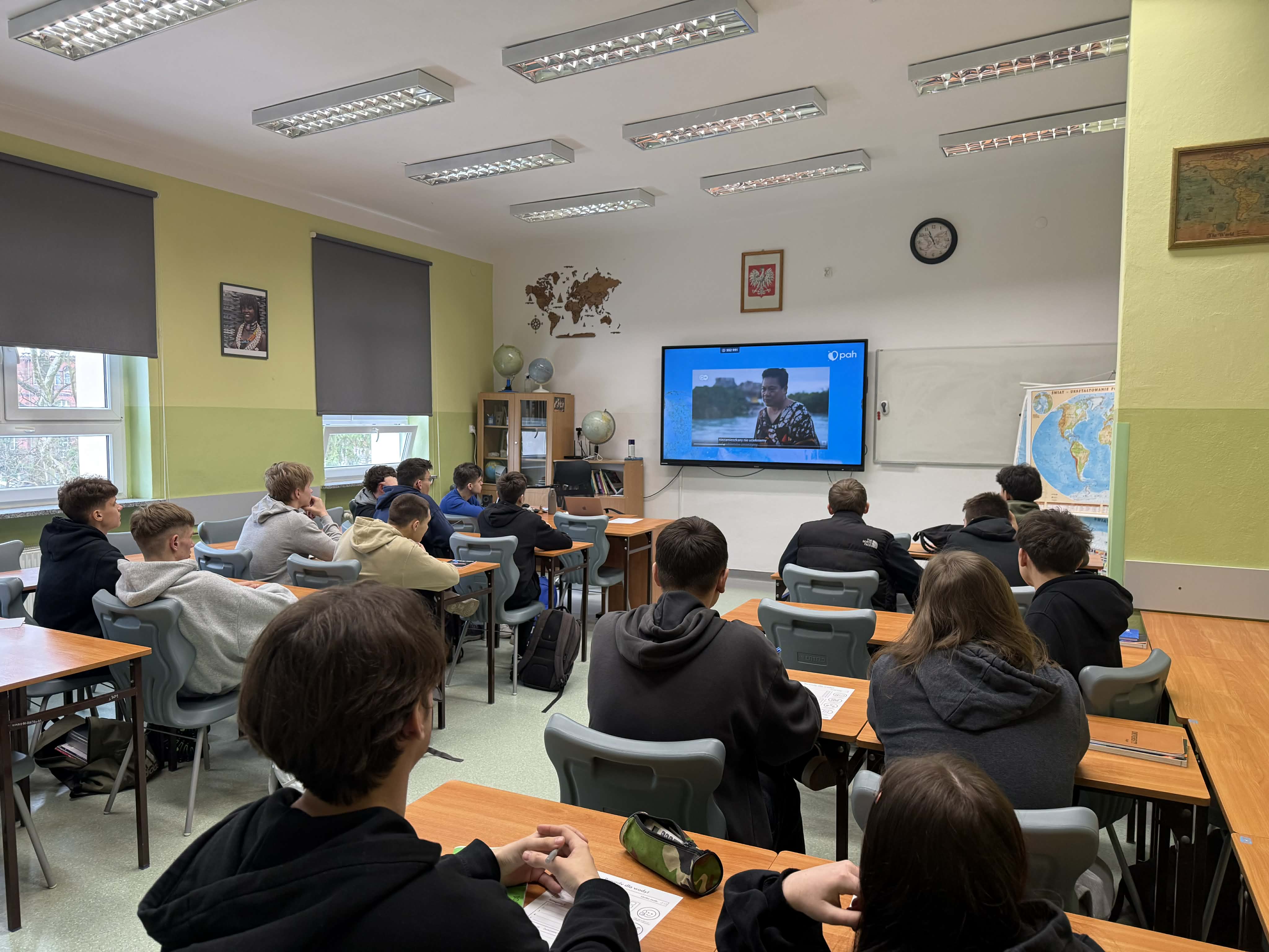  Osoby w ławkach i osoba d...